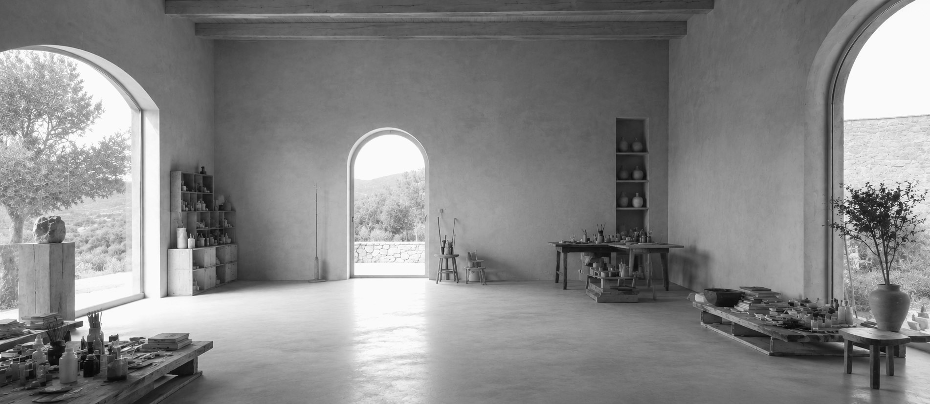 Atelier von Crissi Honrath auf Mallorca, in Graustufen.